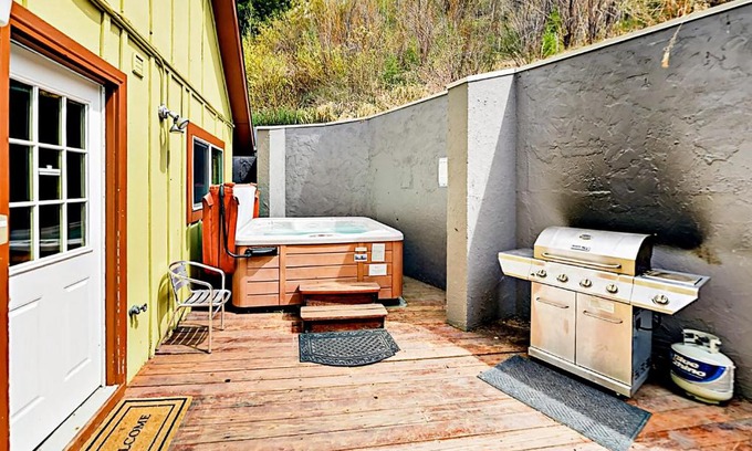 Intermountain Apartment | Relaxing Valley View Hotel with Hot Tub & Family Amenities