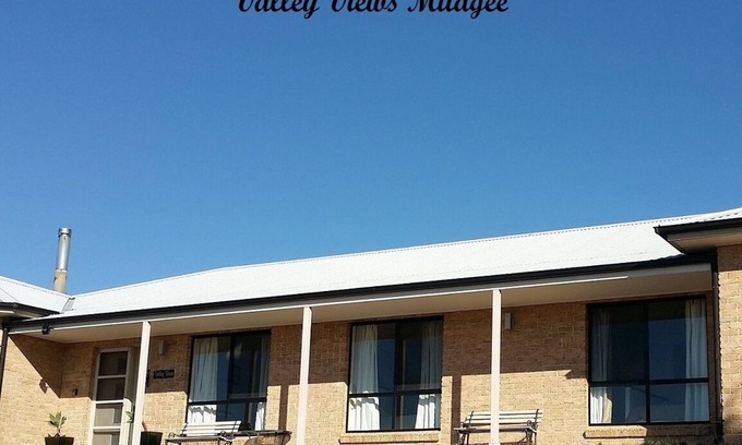 Grattai House | Discover Valley Views at Hendohaven - Rated 9.8/10!