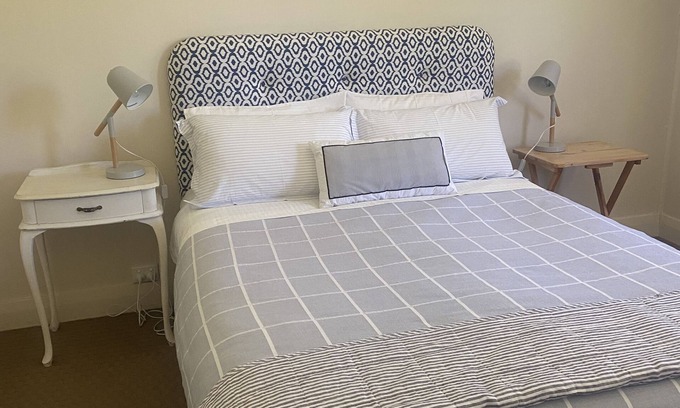 Walcha Cottage | Cozy Valley Views Cottage in Walcha with Kitchen & Breakfast
