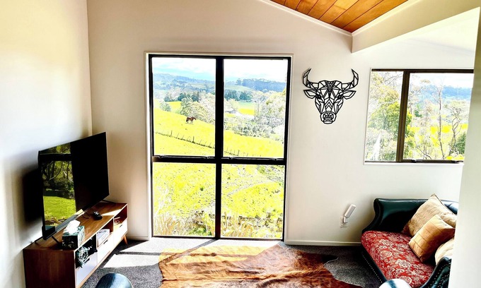 Waiatarua House | Family-Friendly Valley Views Home with Kitchen Amenities