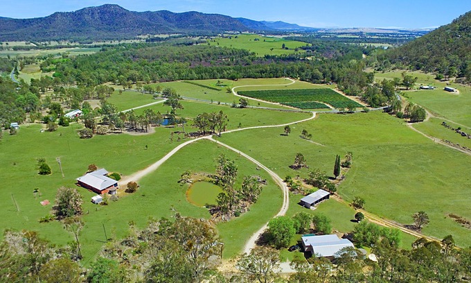 Broke House | Scenic Valley Retreat with Wine Tasting & Family Amenities