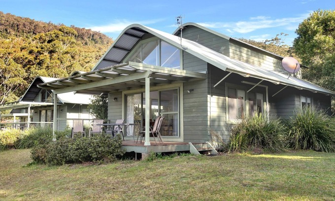 Kangaroo Valley House | Valley Vista: Family-Friendly Villa with Golf Course Views