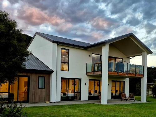 Albert Town House | Experience ValleyView Wanaka: Pet-Friendly and Oceanfront