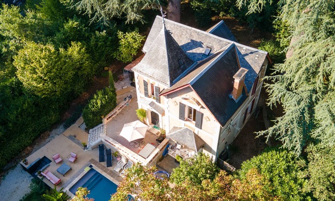 Sainte-Alvere Villa | Vallombreuse Cozy Room with Park View and Great Amenities