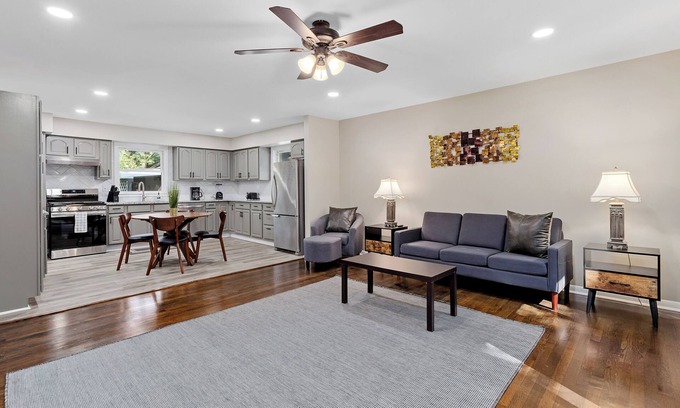 Valparaiso House | Inviting Valparaiso Corporate Home: Ideal for Families
