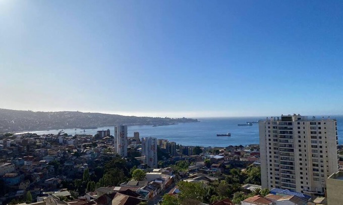 Placeres Apartment | Seaside Haven: Valpo Vista al Mar with Child-Friendly Amenities