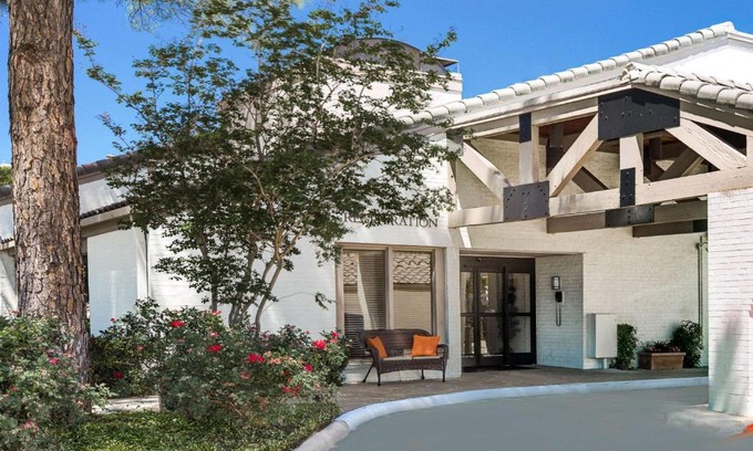 North Arlington Hotel | Comfortable Craigshire Suites - Arlington with Pool & Pets