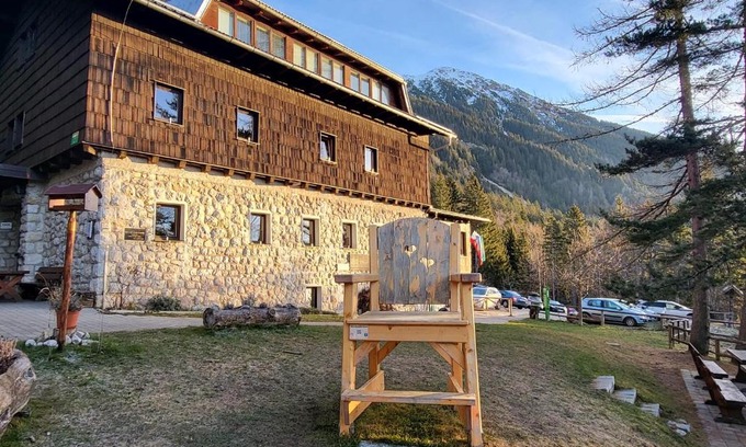 Zirovnica Hostel | Discover Valvasorjev dom pod Stolom: Pet-Friendly Retreat