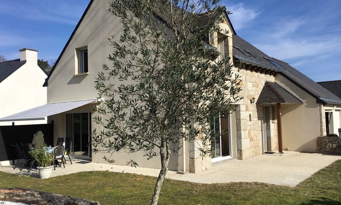 Ploeren House | Family-Friendly Home with Ocean View and Hot Tub in Ploeren