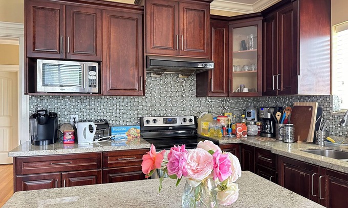 Burnaby House | Modern Guest House in Vancouver Metrotown with Kitchen & Breakfast
