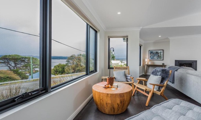 Albany House | Relax at Vancouver's End: Family-Friendly BnB with Hot Tub