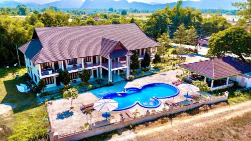 Vang Vieng Cabin | Relaxing Vang Vieng Garden Resort with Pool & Ocean View