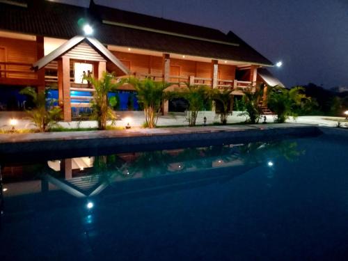 Vang Vieng Hotel | Serene Vang Vieng Romantic Resort with Pool & Breakfast