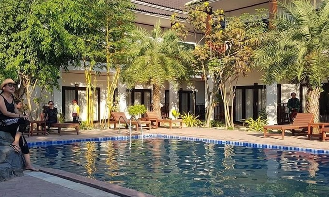 Vang Vieng Hotel | Relax at Savanh Sunset View Resort with Pool and Spa