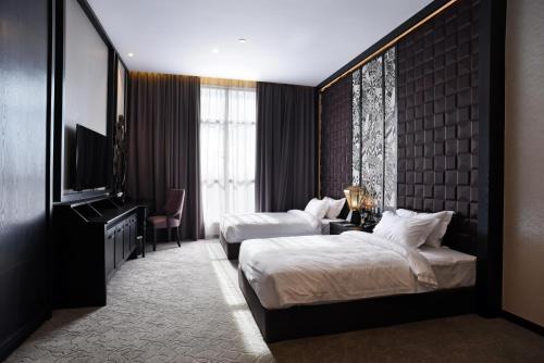 Central Seberang Perai Hotel | Vangohh Eminent Hotel & Spa: 5-Star Retreat with Pool