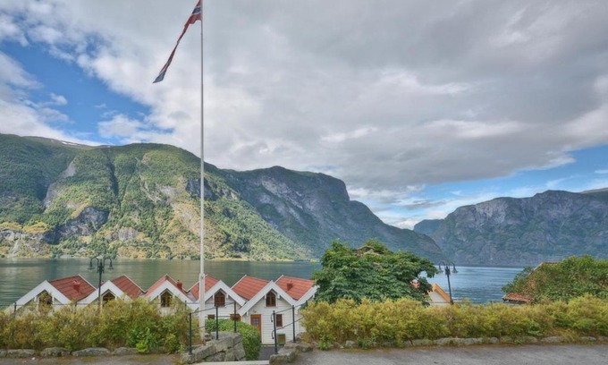 Aurland House | Vangsgaarden Gjestgiveri: Pet-Friendly Oceanfront Retreat