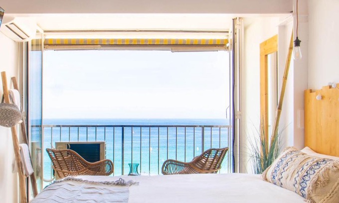 Platja d'Aro Apartment | Pet-Friendly Vanilla Beach Boutique Studio with Ocean Views