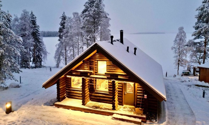 Rovaniemi House | Lake View Retreat at Vanttausranta with Spa & Hot Tub