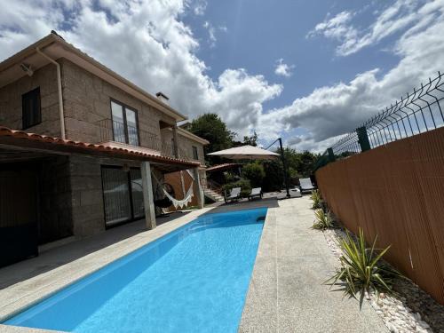 Mondim de Basto House | Relax at Varandas do Tamega with Pool & Family-Friendly Fun