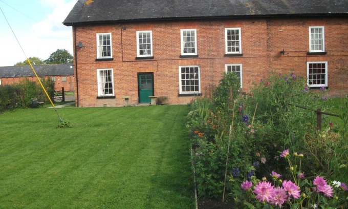 Guilsfield House | Outstanding Varchoel Hall Guilsfield - Rated 10/10 & Family-Friendly