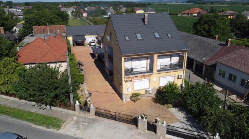 Totszerdahely House | Pet-Friendly Varga Vendégház: Rated 9/10 for Family Comfort