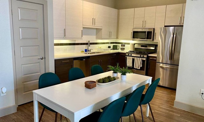 Woodlake - Briar Meadow Apartment | Vargos Longterm Gym pool 2B2B King fully equipped