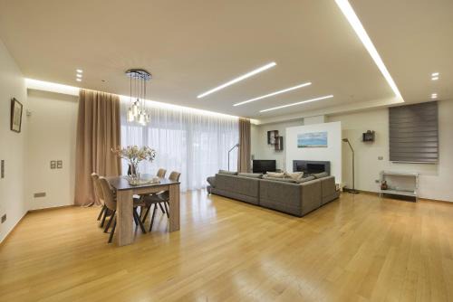 Vari Resort | Relax at Vari Views with Pool and Family-Friendly Amenities