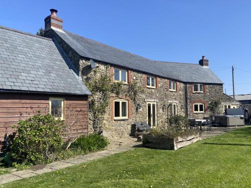 Barnstaple House | Discover Family-Friendly Comfort at Varley Lodge, 4-Star Stay