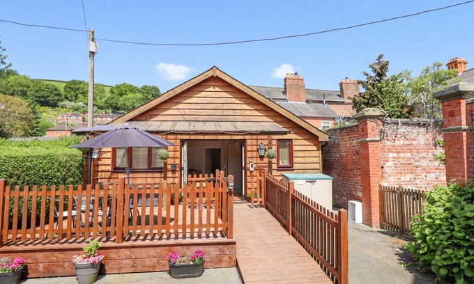Newtown House | Welcoming Varley Villa: Pet-Friendly Cottage in Newtown