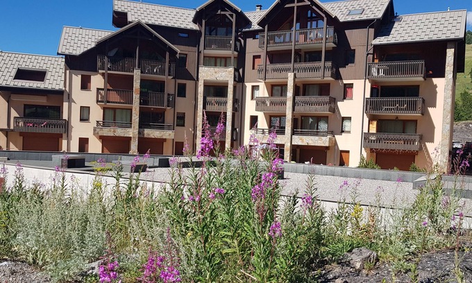 Les Claux Apartment | Guest Rated 10/10: VARS 1900 T3, Steps from the Slopes