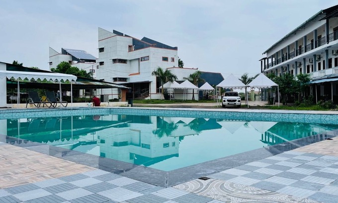 Rajpipla Hotel | Relax at Vasant Vihar Resort: Family-Friendly with Pool