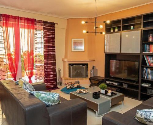 Saronikos Apartment | Welcoming Vasia's House in Kalivia for Family Getaways