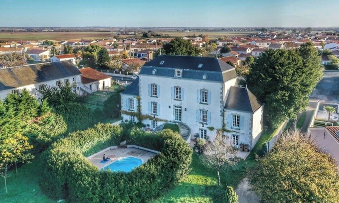 Longeville-sur-Mer House | Vast 8/9 bedroom maison de maitre with swimming pool near beaches
