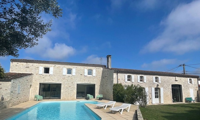 Mornac-sur-Seudre House | Vast Charentais mansion, swimming pool and private garden, rated 5*.