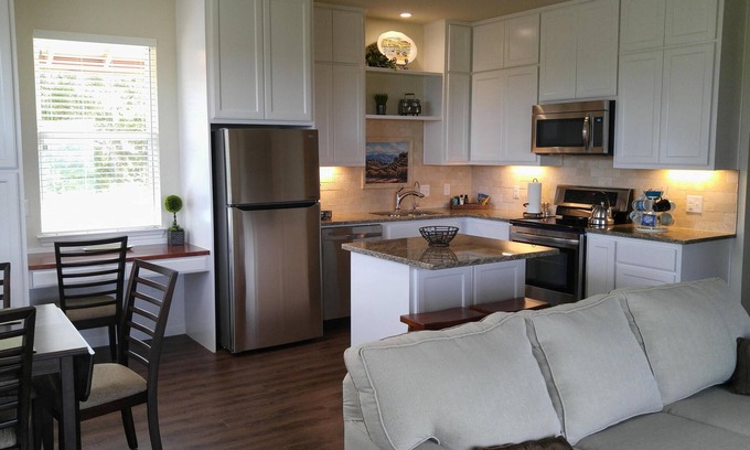 Dripping Springs Villa | Relax and Unwind in a Beachfront Oasis with Pool Access