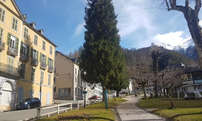 Eaux-Bonnes Apartment | Bright 8-Bedroom Apartment with Family-Friendly Amenities