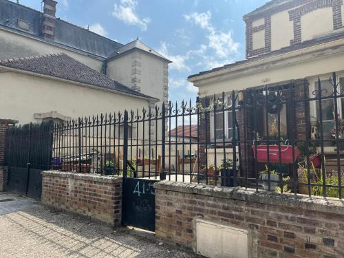 Vaudes Apartment | Cozy Vaudes Chambre: Family-Friendly with Restaurant Access