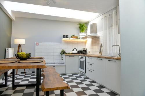Trikala Apartment | Vaya's Cottage: Family-Friendly Retreat Near Trikala Center