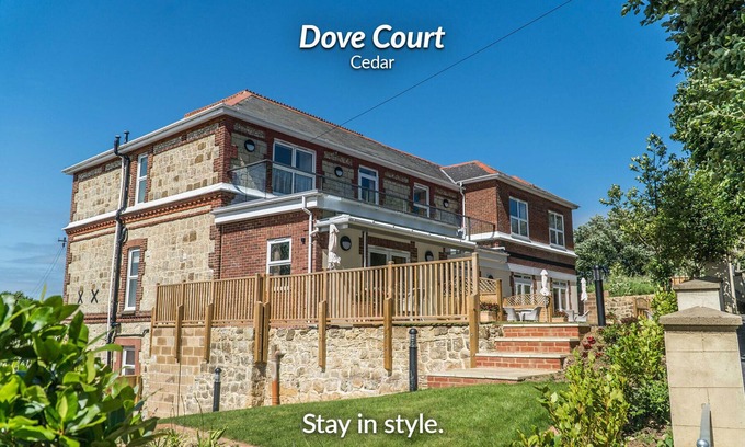 Shanklin Apartment | Modern Vectis Holiday Homes: Oceanfront Bliss & Free WIFI
