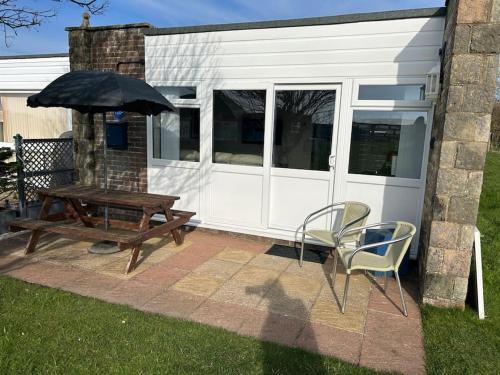 Freshwater House | Oceanfront Vectis Retreat: Guest Rated 10/10 for Families