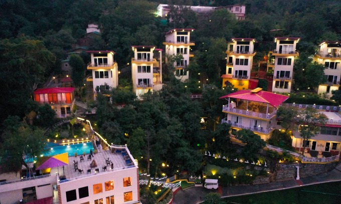Paliyal Gaon Hotel | Relaxing Veda5 Ayurveda and Yoga Retreat with Spa & Dining