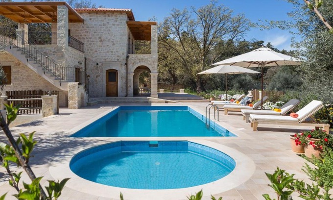 Vederi Villa | Discover Vederi Estate: Oceanfront Escape with Pool & Hot Tub