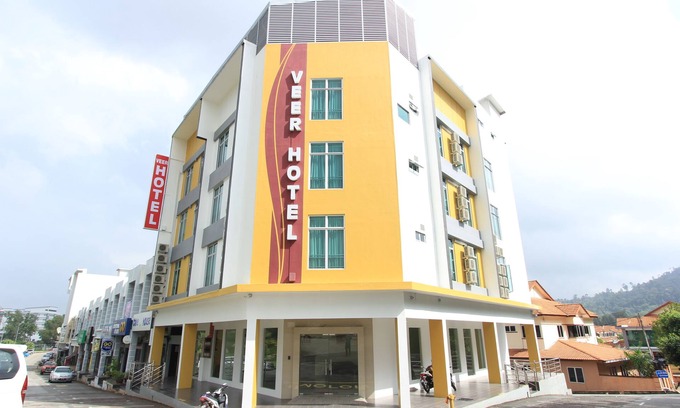 Kuantan Hotel | Discover Veer Hotel: Family-Friendly with Hot Tub & Dining