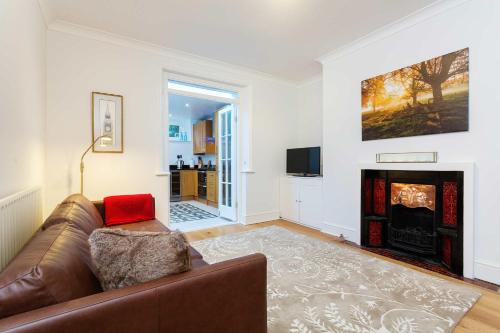 Wimbledon Apartment | Elegant Village Beauty: Family-Friendly 5-Star Retreat