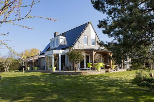 Medemblik Bed & Breakfast | Eco-Friendly Vegan B&B De Groene Mus with Hot Tub Oasis