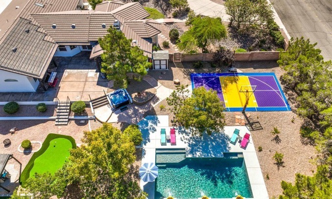 Mission Hills House | Vegas 6BR Pop Art Mansion, Heated Pool Spa, Basketball, Pickleball, Mini Golf