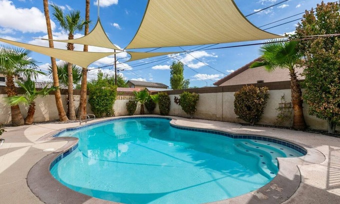 Rancho Oakey House | Experience the Vegas Oasis: Top-Rated Family Retreat