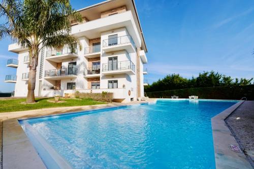Sao Martinho do Porto Apartment | Vela - Family-Friendly Apartment by the Beach With Pool
