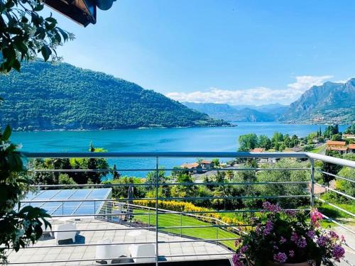 Sale Marasino Hotel | Vela di Soleville: Rooms with Lake Views & Onsite Dining
