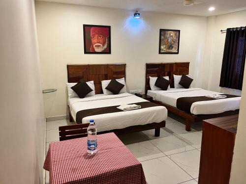 Palani Hotel | Welcoming Velan Temple View: Family-Friendly & Accessible Stays